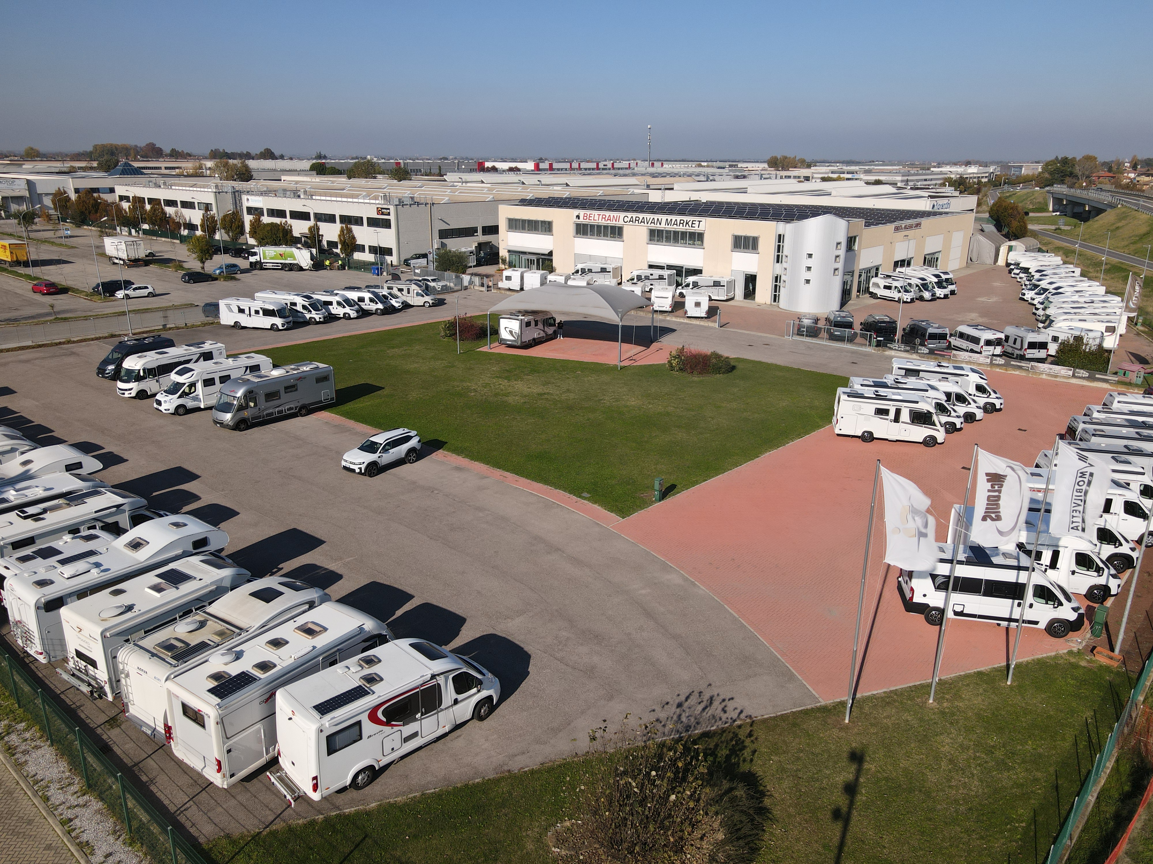 Beltrani Camper & Caravan vista dall'alto con esposizione camper e caravan a Castel San Pietro Terme